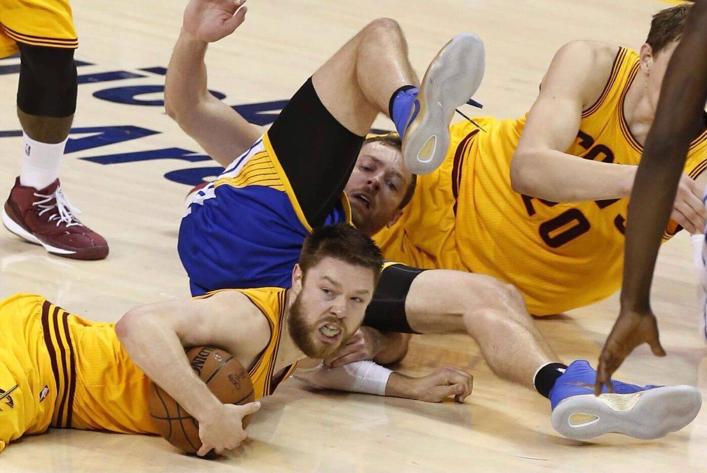 开云官网-库里在TL比赛中出色发挥,爆冷引发热议!全场沸腾不已-开云官网