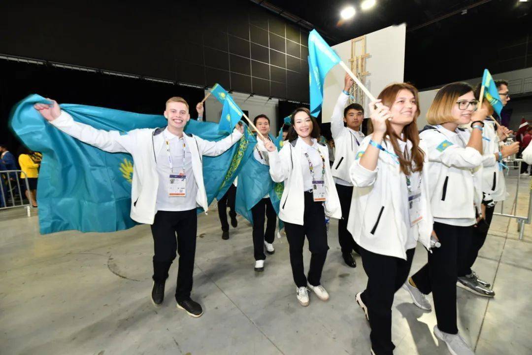 开云-里昂训练开放日,清晨内部沟通引欢呼,欧联在即,细节决定成败-开云